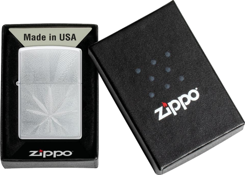 Zapalniczka Zippo Cannabis Satin Chrome w pudełku.png